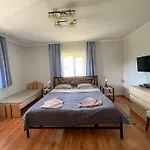 шум черемоша на березі річки Apartment Verkhovyna