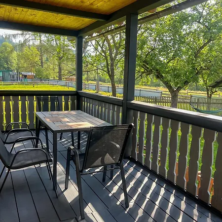 шум черемоша на березі річки Apartment