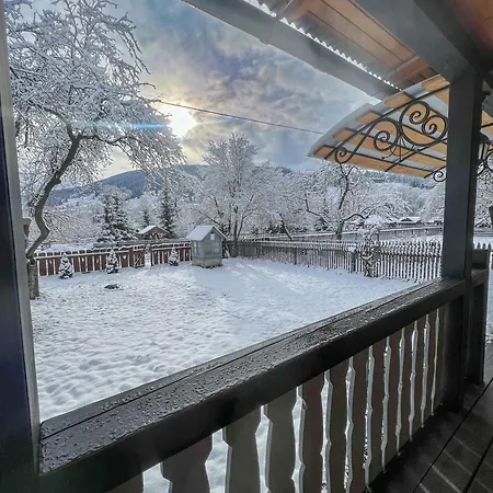 шум черемоша на березі річки Apartment