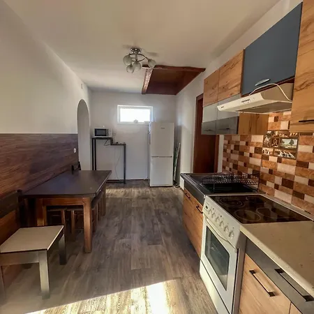 шум черемоша на березі річки Verkhovyna