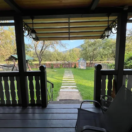 шум черемоша на березі річки