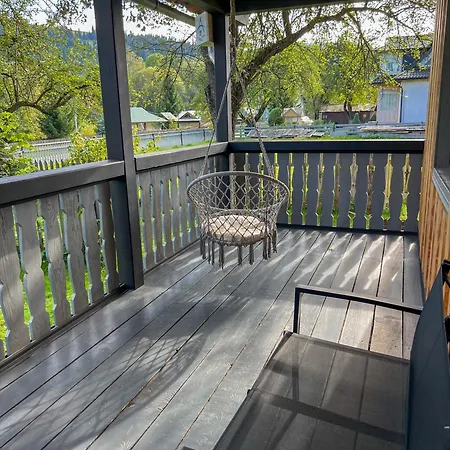 шум черемоша на березі річки Apartment *