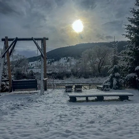 шум черемоша на березі річки Apartman